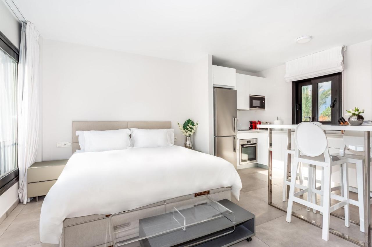 By Riva - Chic, Contemporary Studio In Puerto Banus Gardens マルベーリャ エクステリア 写真